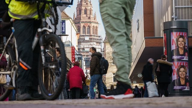 Menschen gehen durch eine Einkaufspassage in der Mainzer Innenstadt. Menschen gehen durch eine Einkaufspassage in der Mainzer Innenstadt.