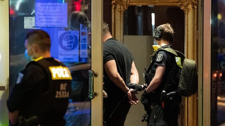 Ein Berliner Polizist nimmt einen Verdächtigen fest