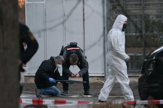 Tatort Universität Heidelberg: Polizeibeamte untersuchen eine Waffe auf dem Gelände.