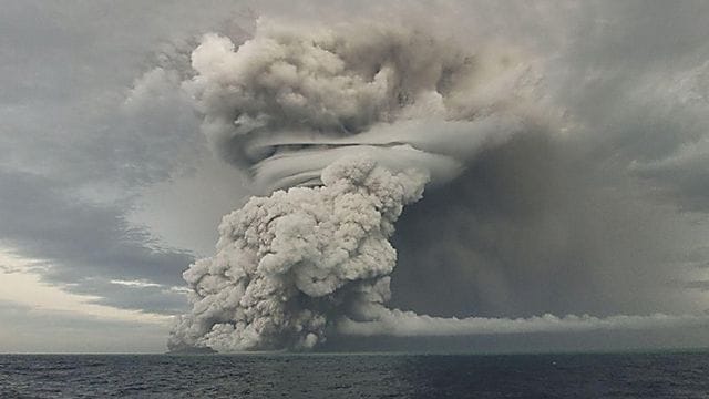 Über dem Vulkan Hunga Ha'apai steigt eine große Asche-, Dampf- und Gaswolke bis in eine Höhe von 18 bis 20 Kilometer über dem Meeresspiegel auf.