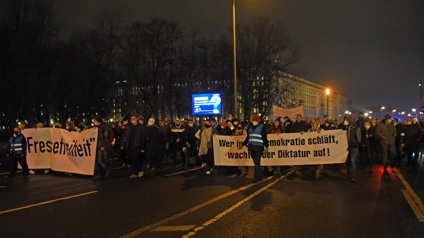 Proteste gegen Corona-Maßnahmen: Vom Alexanderplatz aus zogen die Demonstranten eine Runde durch die Stadt, legten beim ZDF einen Halt ein.