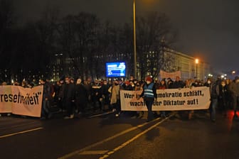 Proteste gegen Corona-Maßnahmen: Vom Alexanderplatz aus zogen die Demonstranten eine Runde durch die Stadt, legten beim ZDF einen Halt ein.