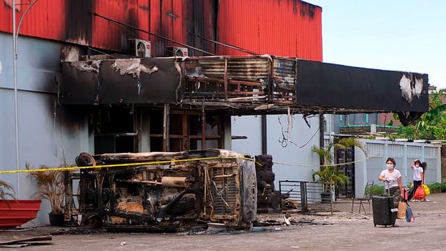 Der völlig ausgebrannte Nachtclubs in Sorong in der Provinz West Papua.