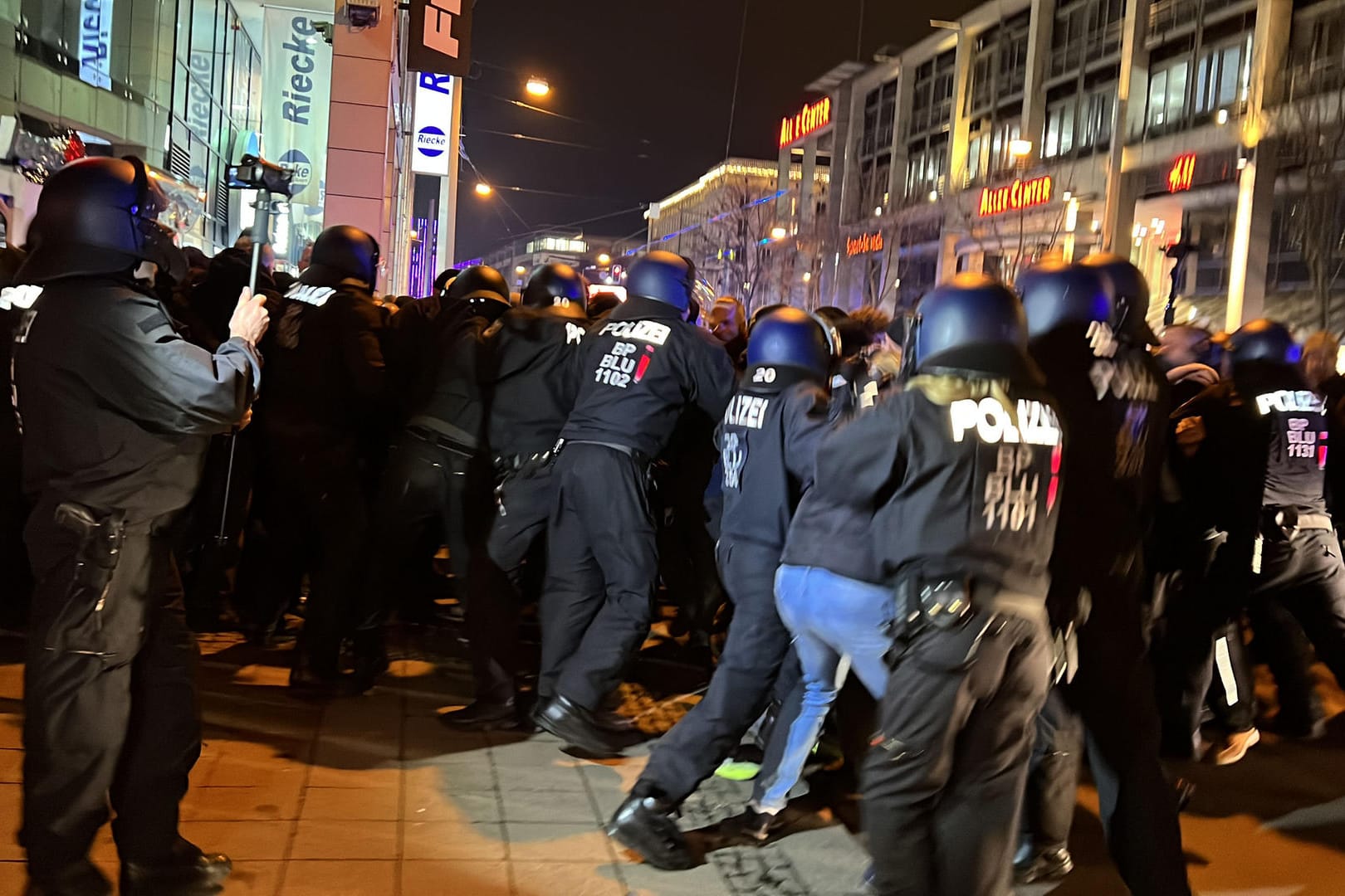 Sachsen-Anhalt, Magdeburg: Teilnehmer einer Demonstration gegen die Corona-Maßnahmen und Polizisten stehen sich in der Innenstadt gegenüber.