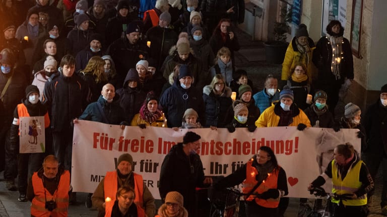 Mecklenburg-Vorpommern, Greifswald: Teilnehmer einer Demonstration gegen die Corona-Maßnahmen stehen in Greifswald auf dem Markt.