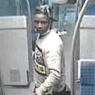 Bild eines Tatverdächtigen in der S-Bahn: Dem Mann wird vorgeworfen, eine 17-Jährige mit einer Musikbox verprügelt zu haben.