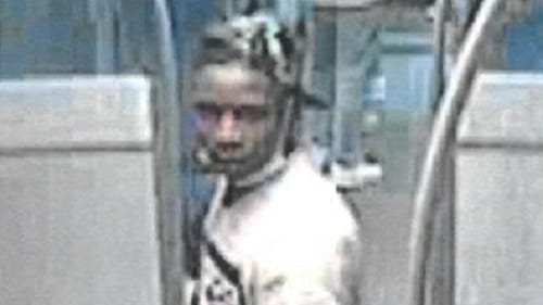 Bild eines Tatverdächtigen in der S-Bahn: Dem Mann wird vorgeworfen, eine 17-Jährige mit einer Musikbox verprügelt zu haben. Bild eines Tatverdächtigen in der S-Bahn: Dem Mann wird vorgeworfen, eine 17-Jährige mit einer Musikbox verprügelt zu haben.