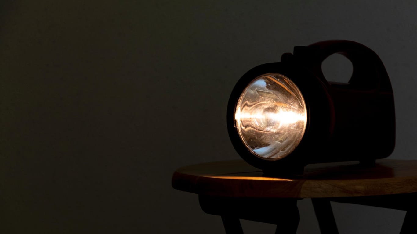 Taschenlampe: Denken Sie bei Leuchtmitteln auch an die Reservebatterien beziehungsweise -akkus.