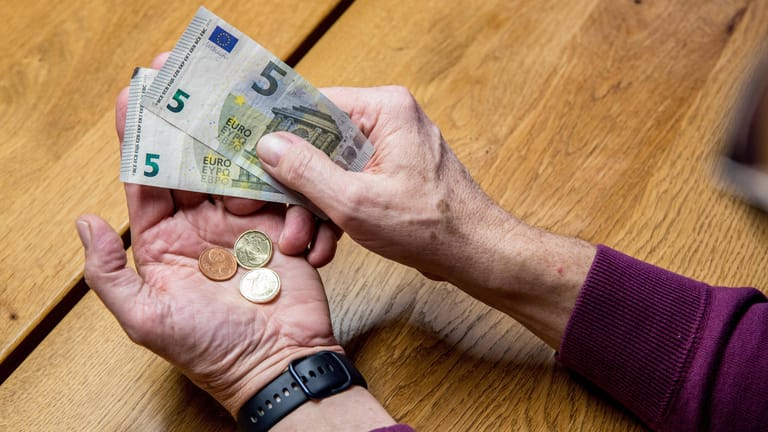 Eine ältere Frau zählt Geld (Symbolbild): Für die Rentenkasse wird die Rente mit 63 immer teurer.