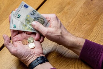 Eine ältere Frau zählt Geld (Symbolbild): Für die Rentenkasse wird die Rente mit 63 immer teurer.