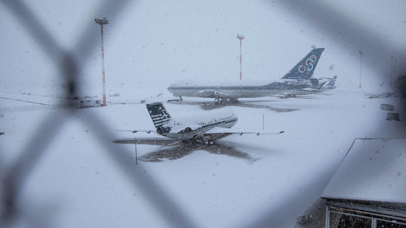 Flugzeuge stehen auf einem ehemaligen Flughafen bei starkem Schneefall an der Südküste Athens, Griechenland: Eine intensive Kaltfront zog am Montag über Griechenland hinweg und verursachte in vielen Regionen stundenlange Reiseunterbrechungen.