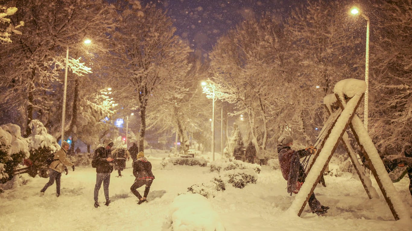 Starker Schneefall in der Türkei: In Istanbul sollen keine privaten Fahrzeuge mehr genutzt werden.