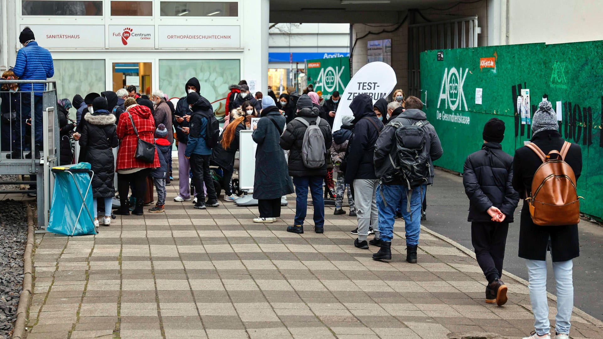 Lange Warteschlangen vor einem Testzentrum in Berlin: Die Inzidenz in der Hauptstadt hat ein neues Rekordhoch erreicht.