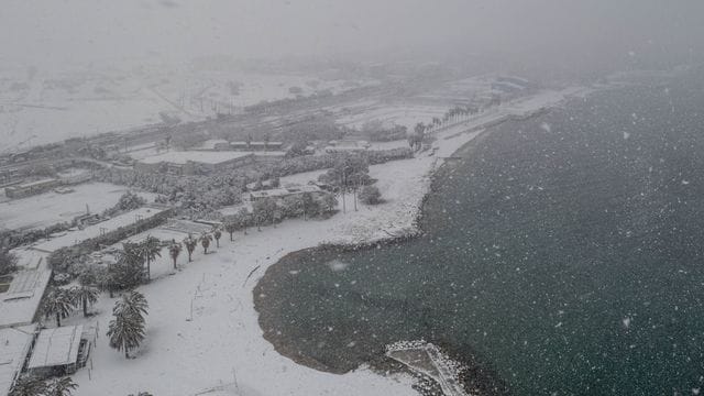 Ganz in weiß: Der Strand an der Südküste von Athen.