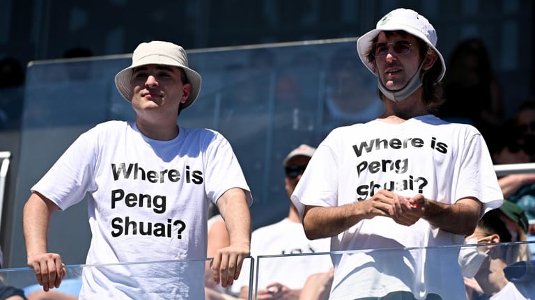 Zwei Fans tragen bei den Australian Open das umstrittene T-Shirt mit der Aufschrift: "Wo ist Peng Shuai?"