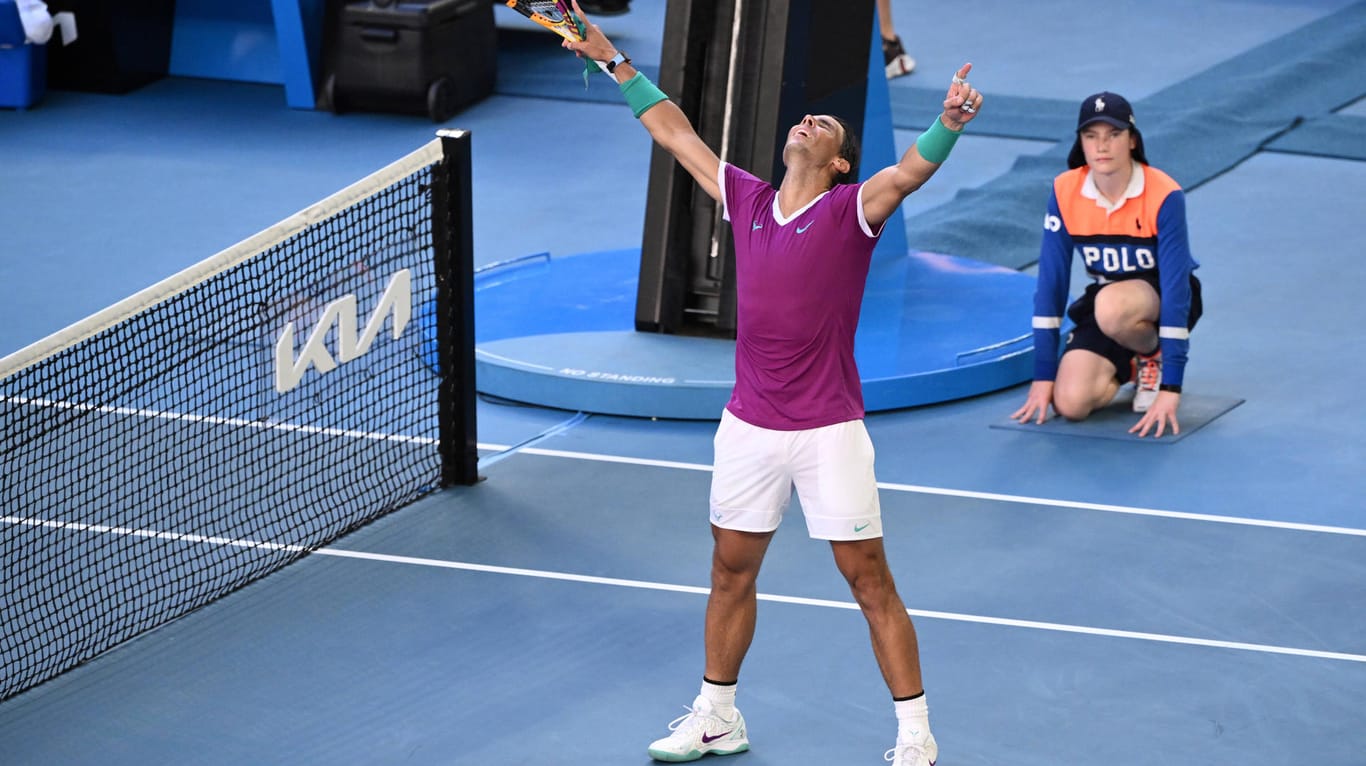 Rafael Nadal reckt die Hände zum Himmel: Der 35-Jährige kämpfte mit Bauchschmerzen Denis Shapovalov nieder und steht im Halbfinale der Australian Open.