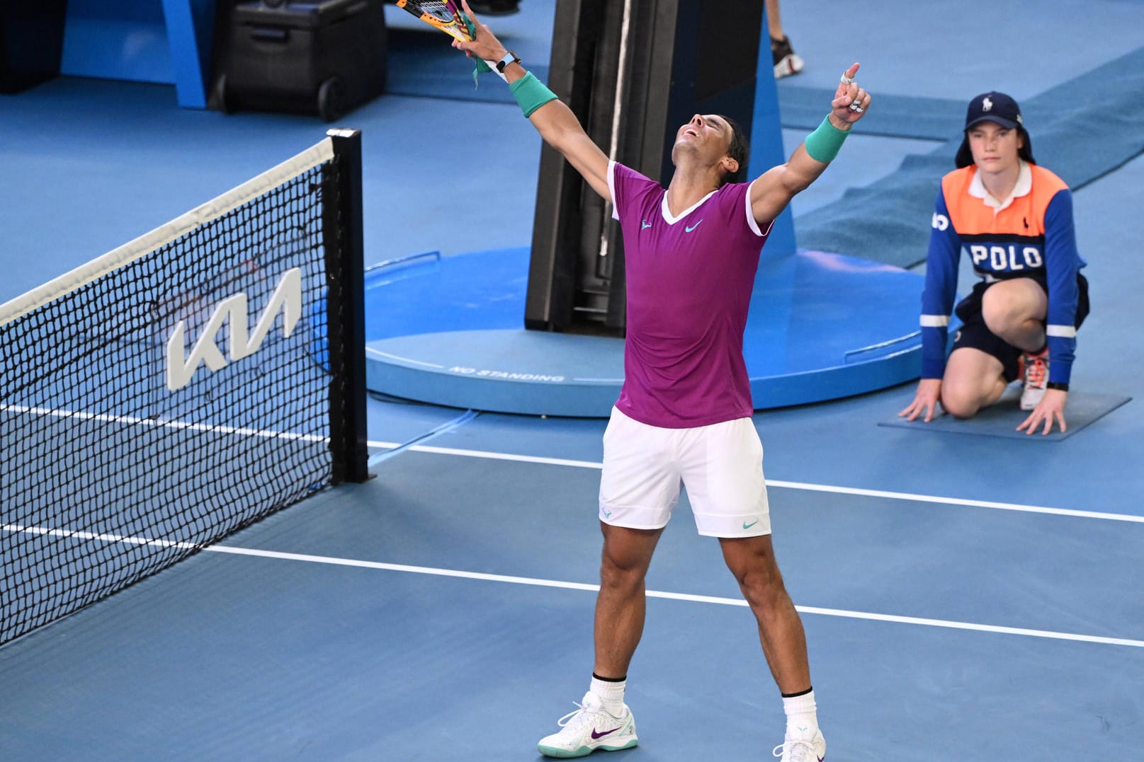 Rafael Nadal reckt die Hände zum Himmel: Der 35-Jährige kämpfte mit Bauchschmerzen Denis Shapovalov nieder und steht im Halbfinale der Australian Open.