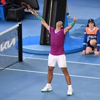 Rafael Nadal reckt die Hände zum Himmel: Der 35-Jährige kämpfte mit Bauchschmerzen Denis Shapovalov nieder und steht im Halbfinale der Australian Open.
