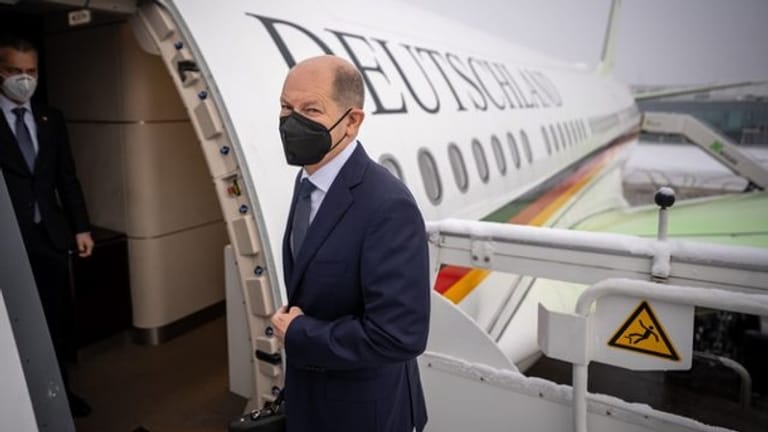 Bundeskanzler Olaf Scholz (SPD) steigt am Flughafen BER in einen Airbus (Archivbild): Da die Flugbereitschaft der Luftwaffe in Köln stationiert ist, kam es zu vielen Leerflügen nach Berlin.