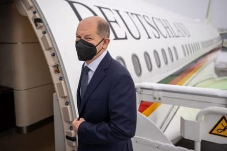 Bundeskanzler Olaf Scholz (SPD) steigt am Flughafen BER in einen Airbus (Archivbild): Da die Flugbereitschaft der Luftwaffe in Köln stationiert ist, kam es zu vielen Leerflügen nach Berlin.