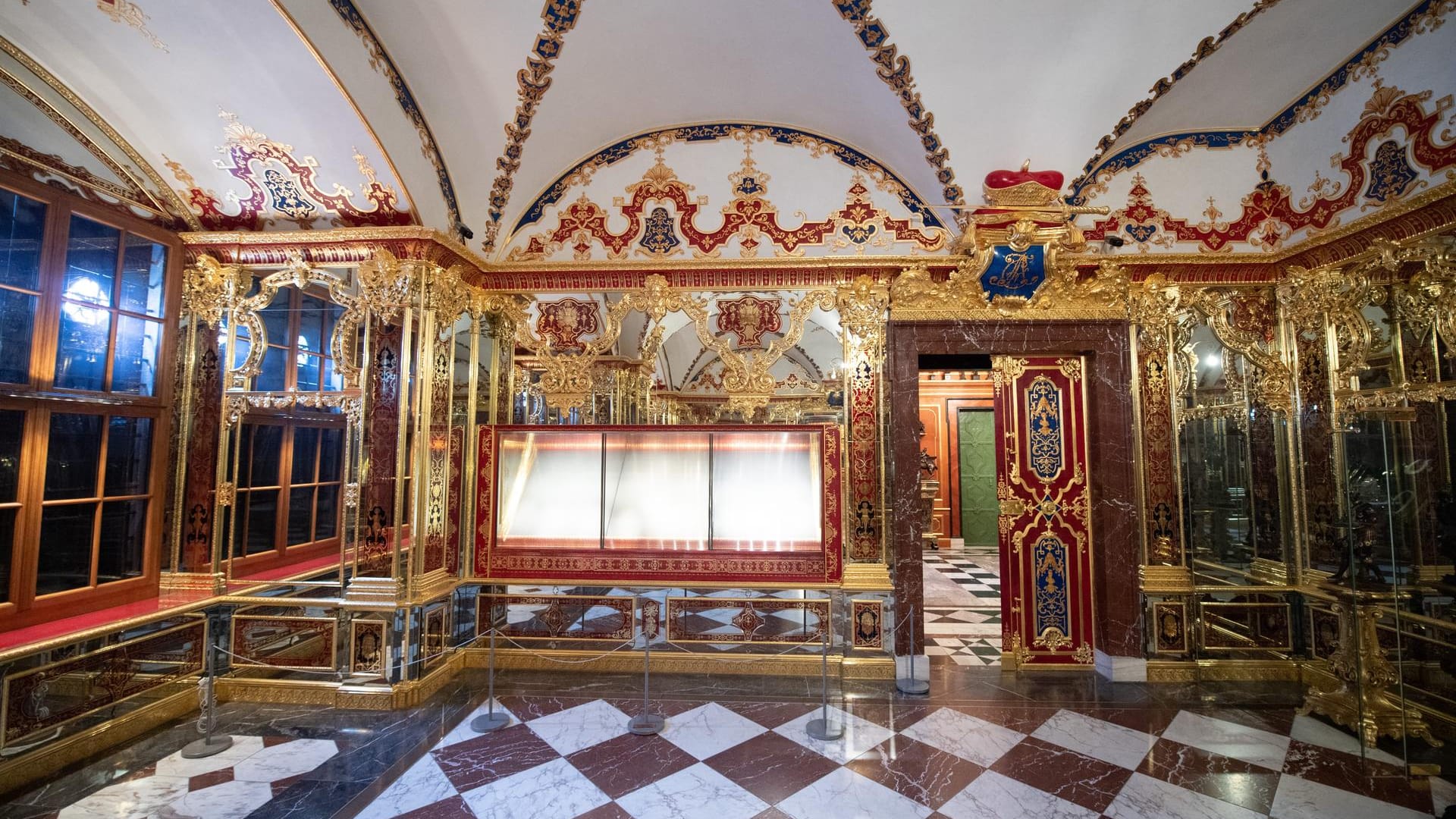 Eine bei einem Einbruch beschädigte Vitrine im Juwelenzimmer im Historischen Grünen Gewölbe (Archivbild): Am Freitag beginnt der Prozess gegen sechs Verdächtige aus dem Berliner Clanmilieu.