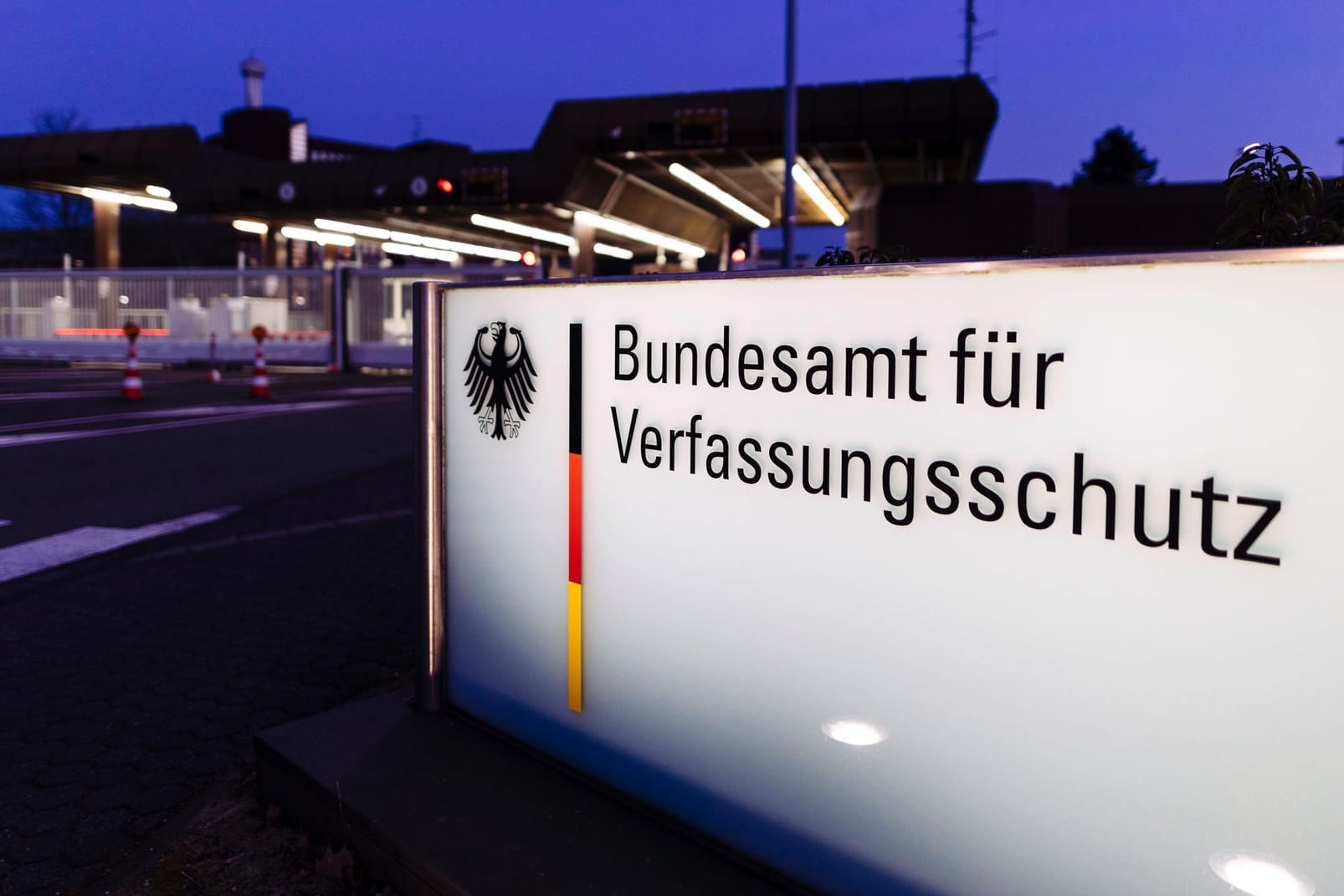 Das Bundesamt für Verfassungsschutz (BfV) in Köln: Offenbar befinden sich getarnte Dienststellen in Berlin und Köln.