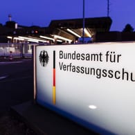 Das Bundesamt für Verfassungsschutz (BfV) in Köln: Offenbar befinden sich getarnte Dienststellen in Berlin und Köln.