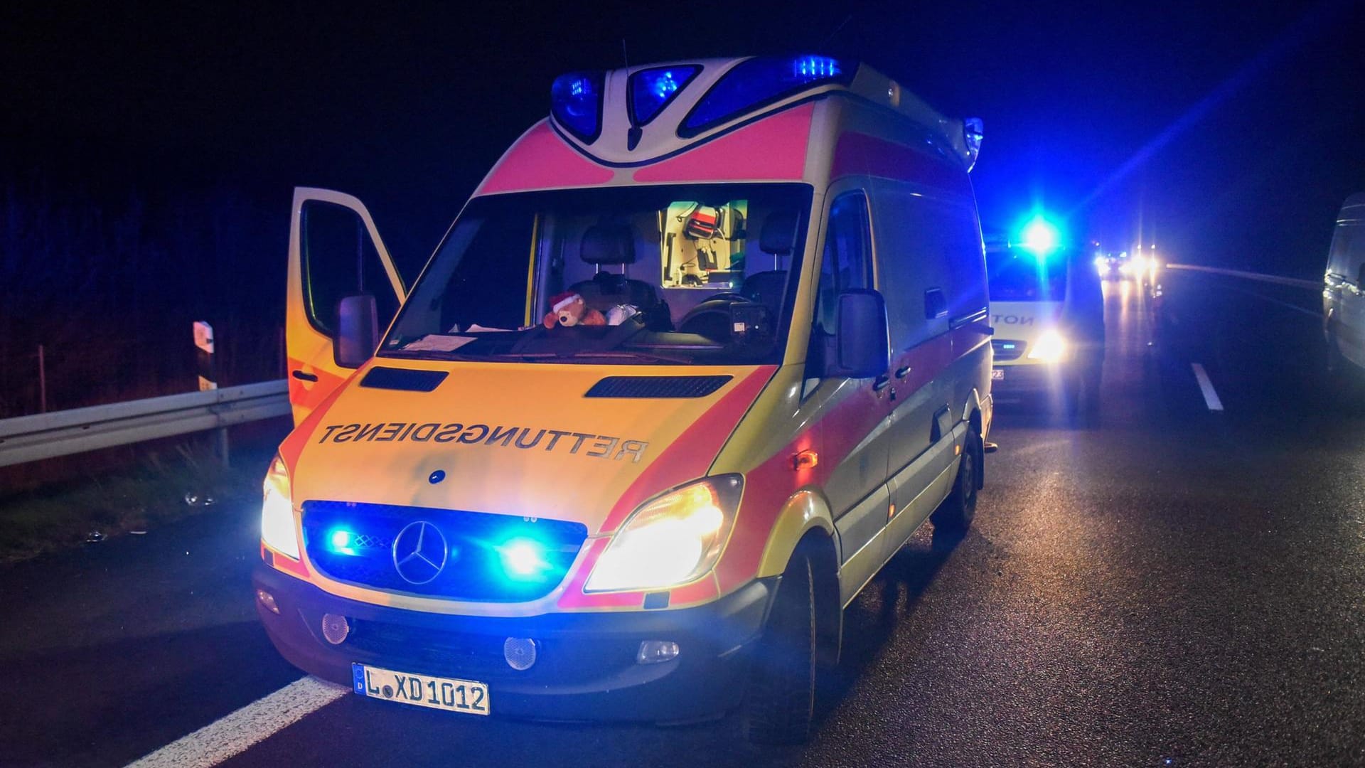 Ein Rettungswagen auf der A38 (Archivbild): Ein Transporter fuhr auf einen Anhänger auf, der sich daraufhin von seinem Fahrzeug löste. Ein Rettungswagen auf der A38 (Archivbild): Ein Transporter fuhr auf einen Anhänger auf, der sich daraufhin von seinem Fahrzeug löste.