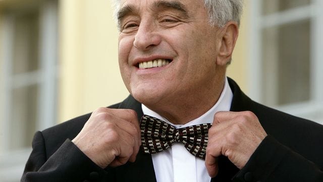 Der Schauspieler Michael Degen rückt sich im Schlosspark während eines Set-Termins zur Komödie "Die Hochzeit meiner Mutter" die Fliege zurecht. Der Schauspieler Michael Degen rückt sich im Schlosspark während eines Set-Termins zur Komödie "Die Hochzeit meiner Mutter" die Fliege zurecht.