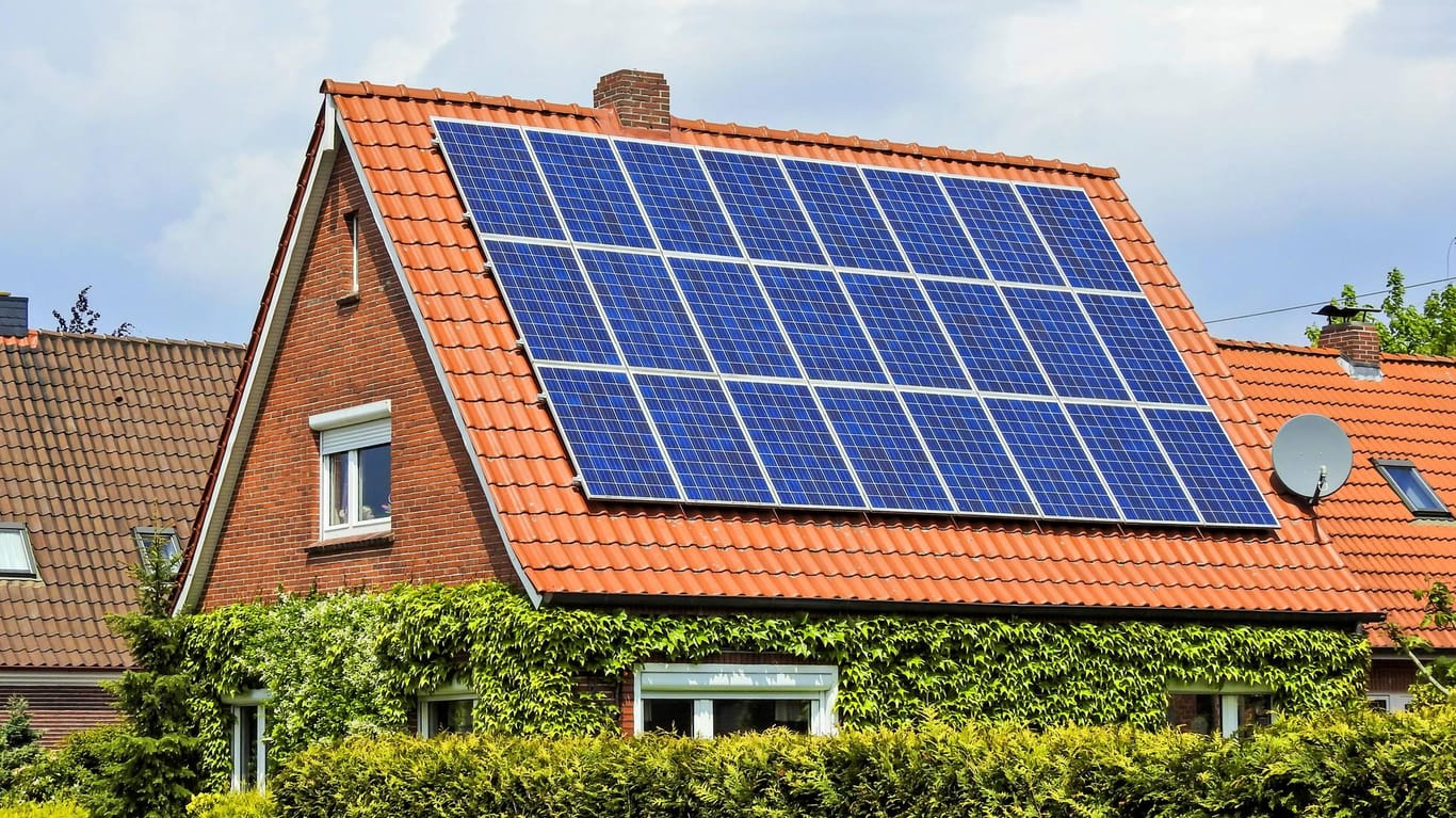 Solarzellen auf einem Wohnhaus in Niedersachsen (Archivbild): Noch ein seltener Anblick im Bundesland.
