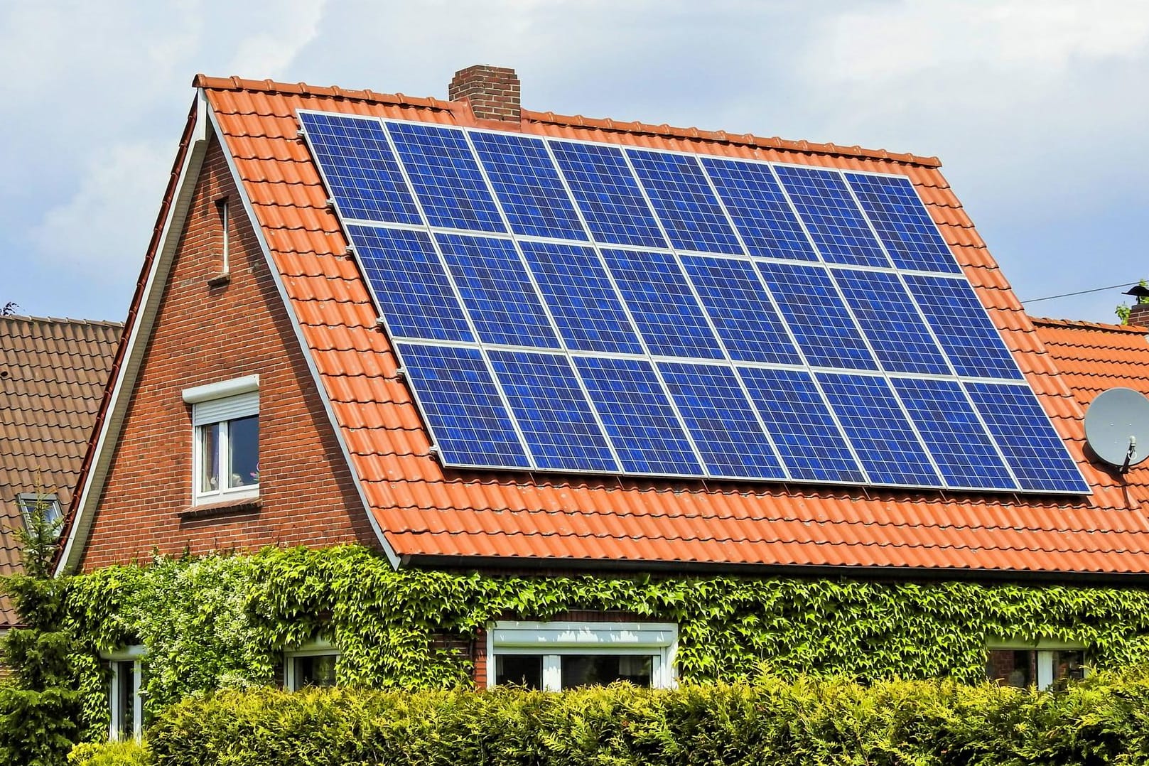 Solarzellen auf einem Wohnhaus in Niedersachsen (Archivbild): Noch ein seltener Anblick im Bundesland.