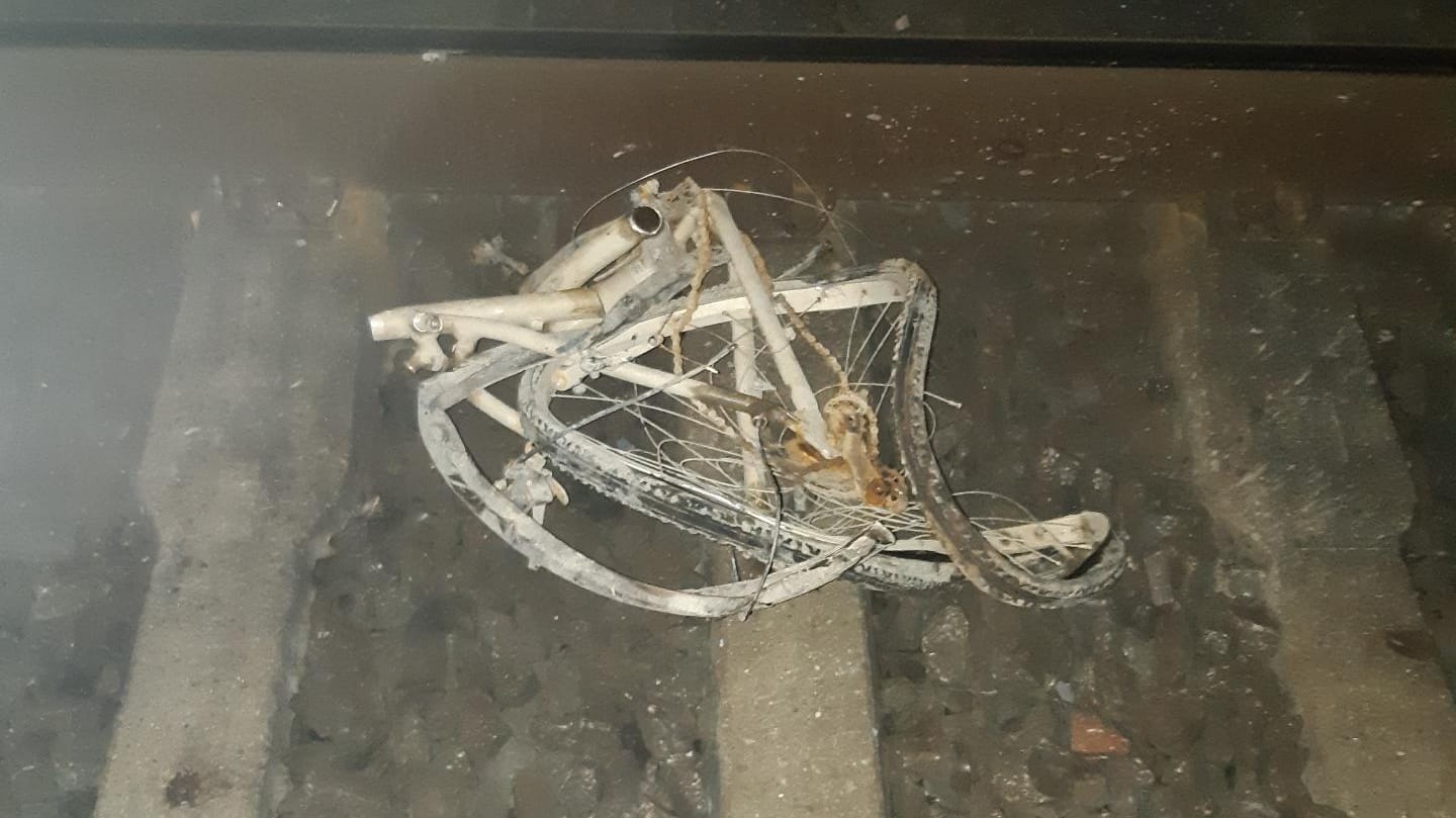 Fahrrad auf den Gleisen: Unbekannte legten es in Lünen auf die Schienen. Fahrrad auf den Gleisen: Unbekannte legten es in Lünen auf die Schienen.