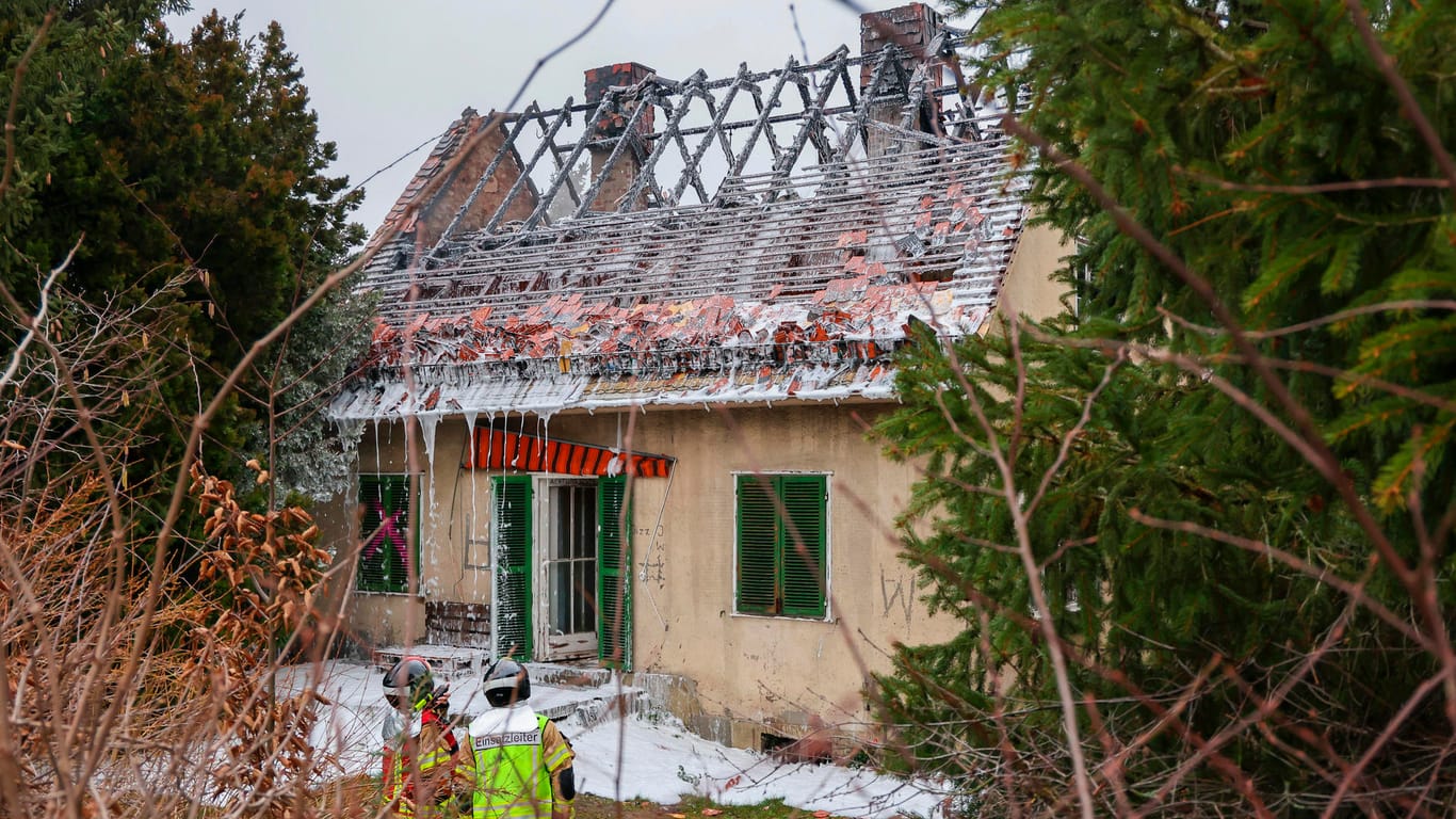 Ein ausgebranntes Einfamilienhaus: Das Haus ist nun einsturzgefährdet.