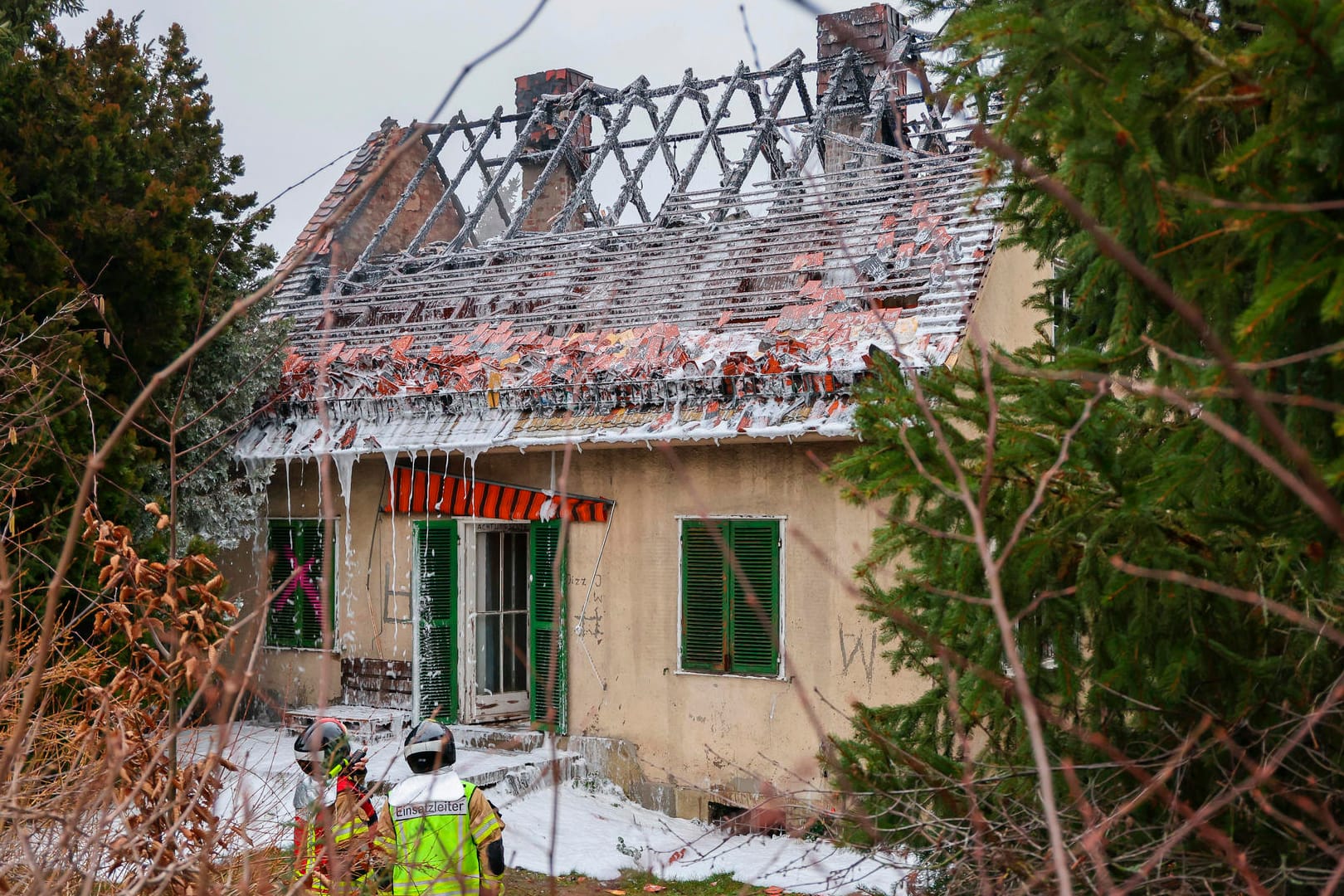 Ein ausgebranntes Einfamilienhaus: Das Haus ist nun einsturzgefährdet.