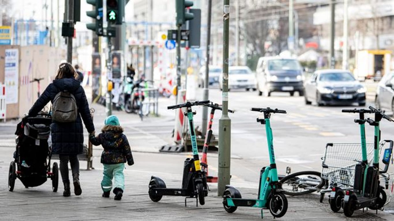 Immer mehr Studien zeigen, dass an den Umweltversprechen der E-Scooter-Anbieter nichts dran ist.