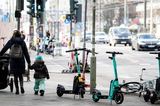 Immer mehr Studien zeigen, dass an den Umweltversprechen der E-Scooter-Anbieter nichts dran ist.