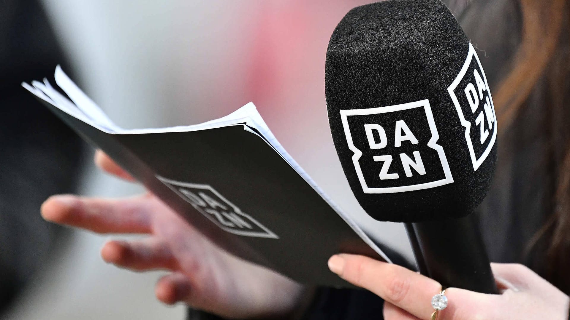 Das DAZN-Logo (Symbolbild): Der Streaming-Anbieter wird für alle neuen Kundinnen und Kunden teurer.