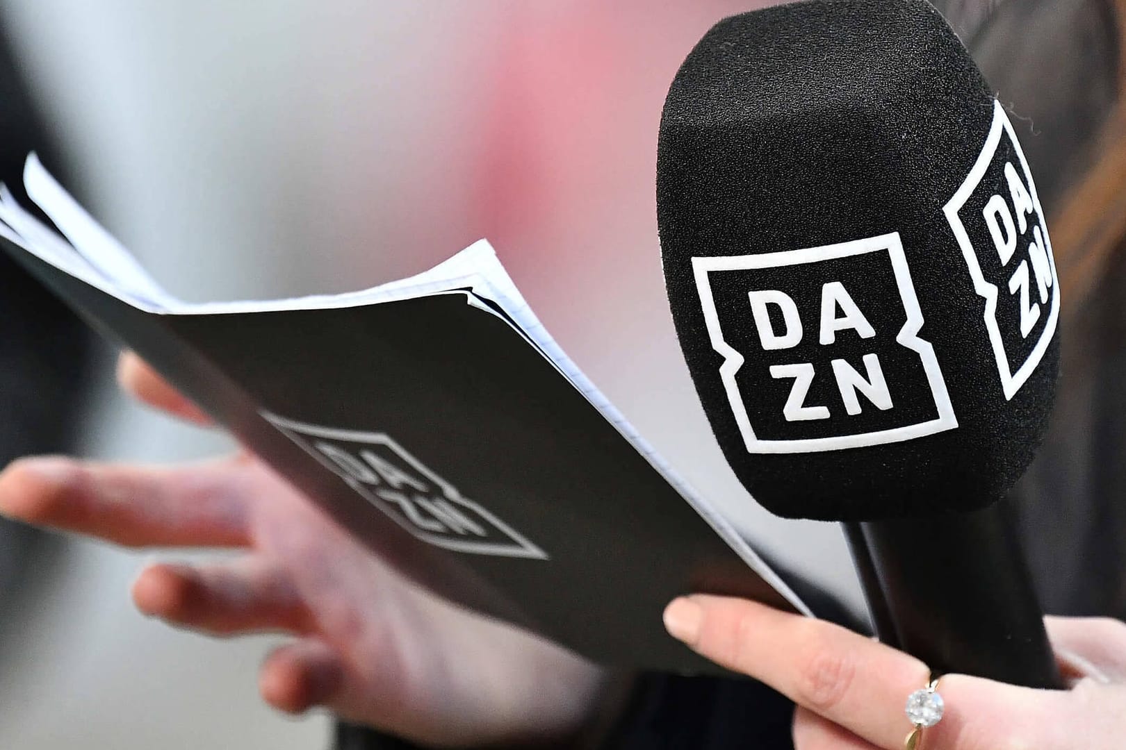 Das DAZN-Logo (Symbolbild): Der Streaming-Anbieter wird für alle neuen Kundinnen und Kunden teurer.