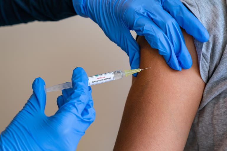 Das wichtigste Mittel im Kampf gegen Omikron sind die Corona-Schutzimpfungen. Im zweiten Quartal 2022 soll ein an Omikron angepasster Impfstoff verfügbar sein.