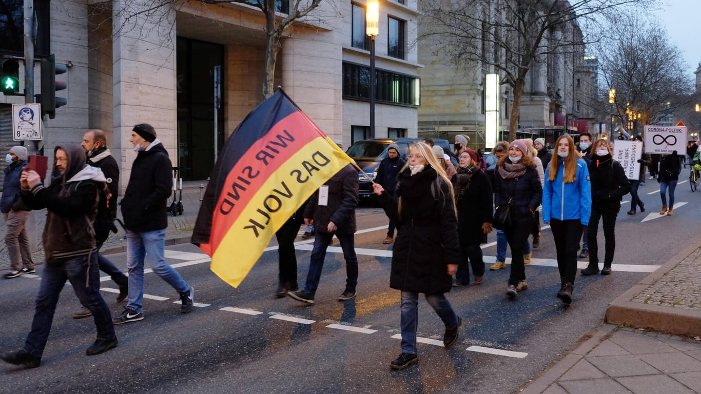 Coronagegner demonstrieren in der Frankfurter Innenstadt: Die Linke warnt vor Rechtsextremisten bei den Protesten.