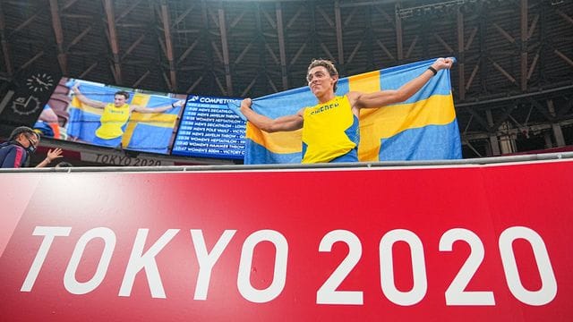 Armand Duplantis jubelt in Tokio über seinen Olympiasieg.