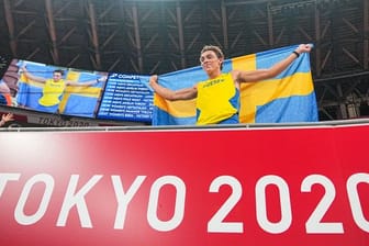 Armand Duplantis jubelt in Tokio über seinen Olympiasieg.