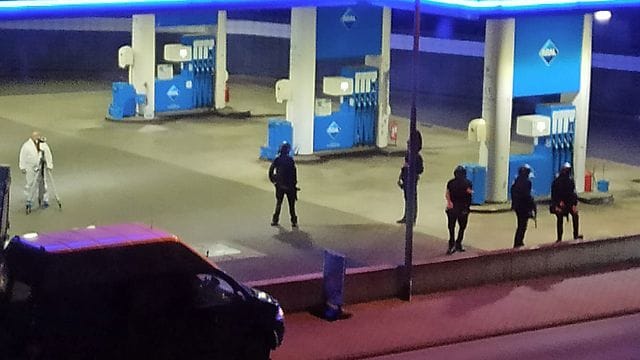 Ein Angestellter der Tankstelle ist in Idar-Oberstein in Rheinland-Pfalz von einem mit einer Pistole bewaffneten Mann erschossen worden.