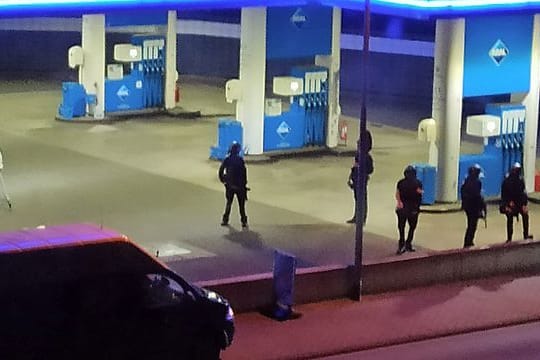 Ein Angestellter der Tankstelle ist in Idar-Oberstein in Rheinland-Pfalz von einem mit einer Pistole bewaffneten Mann erschossen worden.