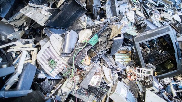 Elektroschrott liegt in einer Halle einer Recyclingfirma.