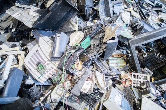 Elektroschrott liegt in einer Halle einer Recyclingfirma.
