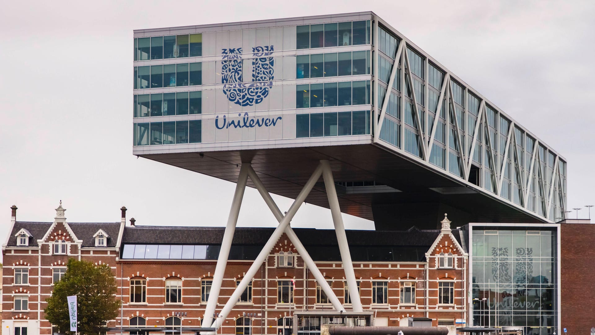 Die Unilever-Zentrale in Rotterdam (Symbolbild): Das Unternehmen will sich von einer ganzen Reihe Manager trennen. Die Unilever-Zentrale in Rotterdam (Symbolbild): Das Unternehmen will sich von einer ganzen Reihe Manager trennen.