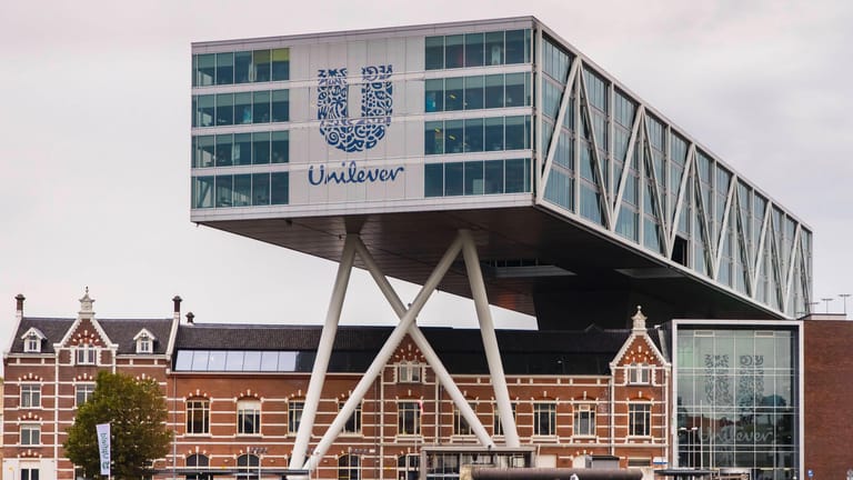 Die Unilever-Zentrale in Rotterdam (Symbolbild): Das Unternehmen will sich von einer ganzen Reihe Manager trennen.