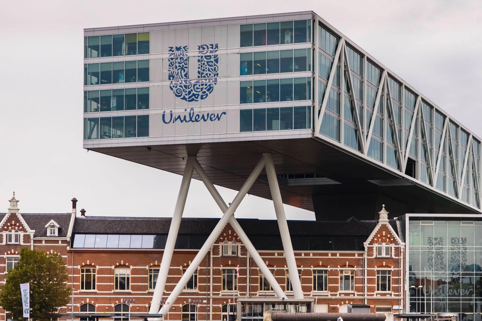 Die Unilever-Zentrale in Rotterdam (Symbolbild): Das Unternehmen will sich von einer ganzen Reihe Manager trennen. Die Unilever-Zentrale in Rotterdam (Symbolbild): Das Unternehmen will sich von einer ganzen Reihe Manager trennen.
