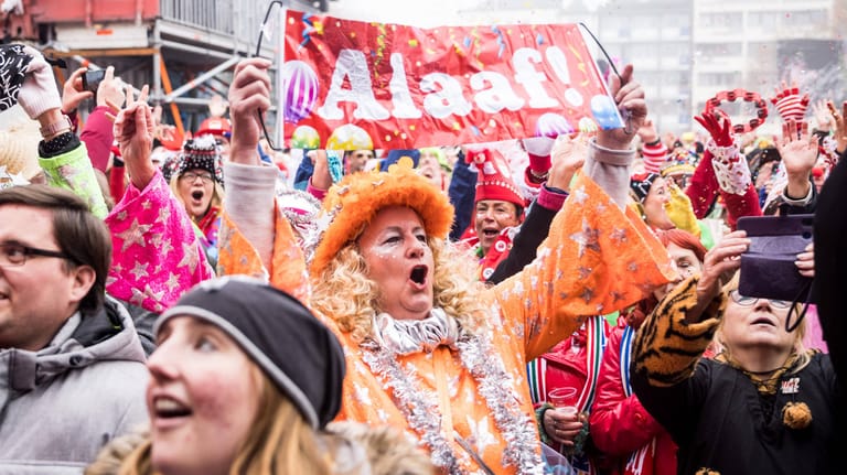 "Kölle alaaf": Von kostümierten Narren hört man den Ausruf oft beim Rosenmontagsumzug in Köln.
